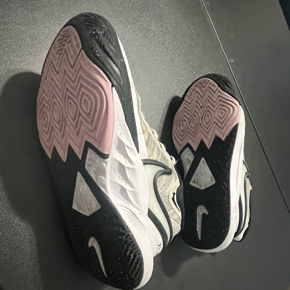 Nike Sneakers small stain some peeling last pic - Picture 5 of 8